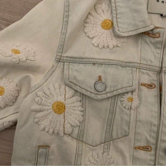 𝅺BlankNYC daisy flower embroidered denim jacket